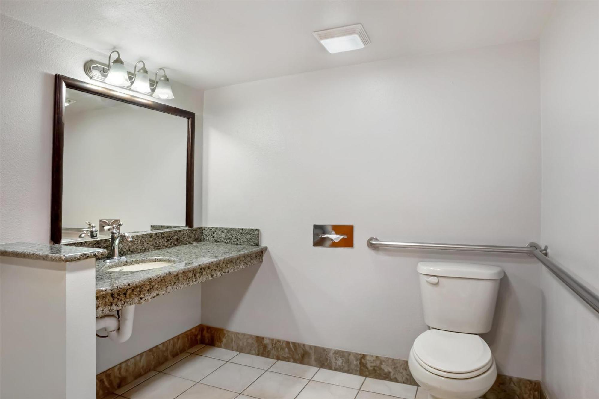 Chambre Lit King-Size avec Douche Accessible en Fauteuil Roulant - Personnes à Mobilité Réduite/Non-Fumeurs