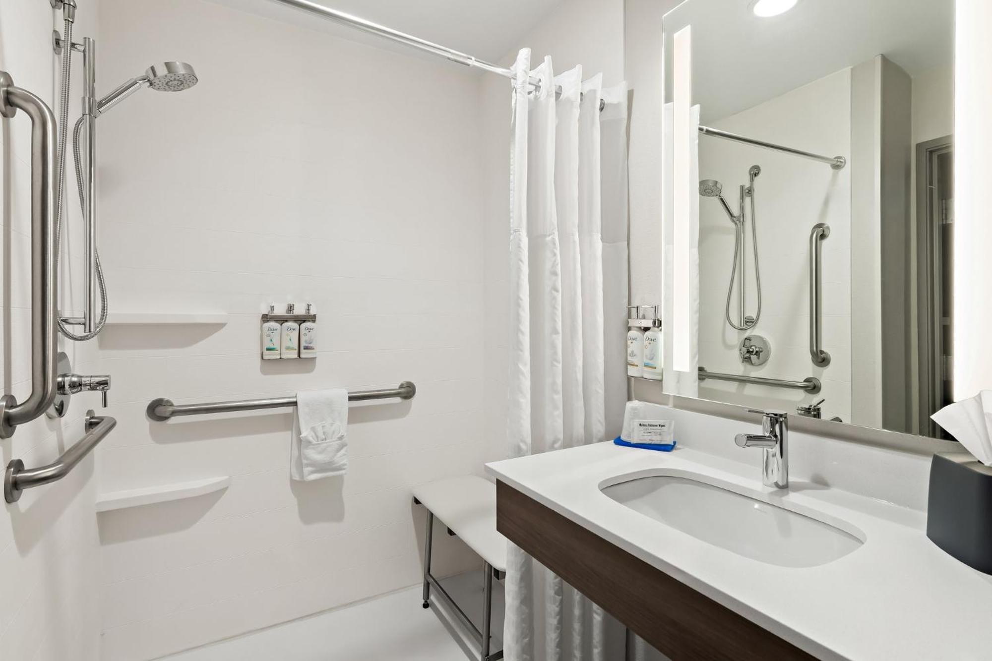 Deluxe King Room - Hearing Accessible with Bath Tub/Non-Smoking