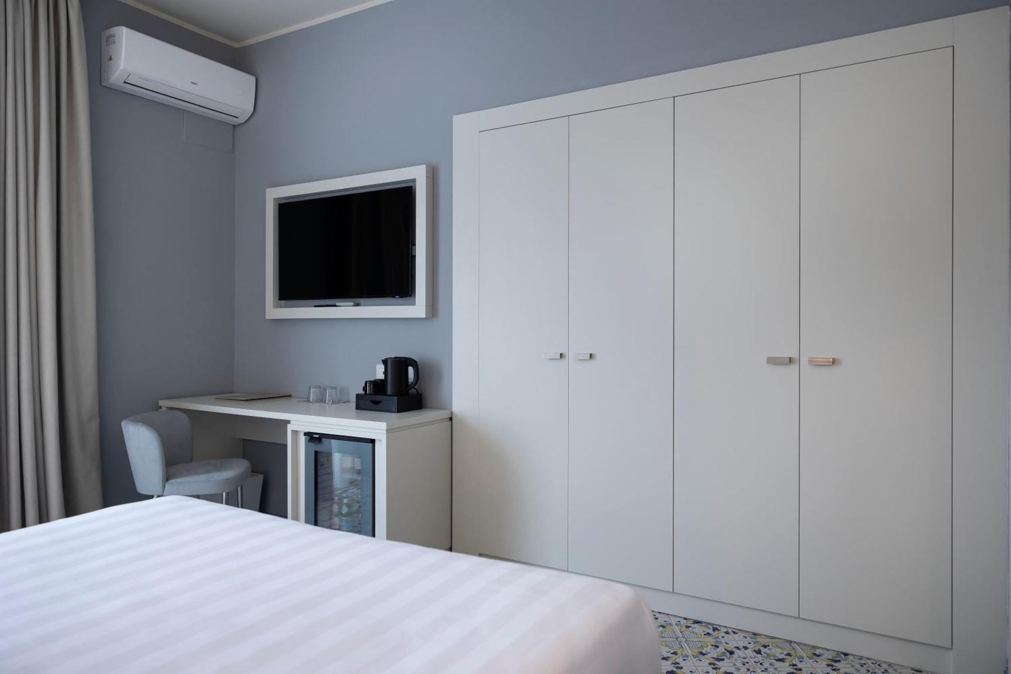 Superior Double or Twin Room Lateral Sea View