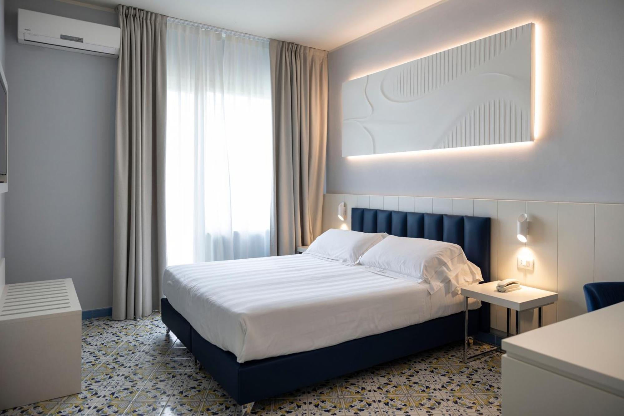 Superior Double or Twin Room Lateral Sea View