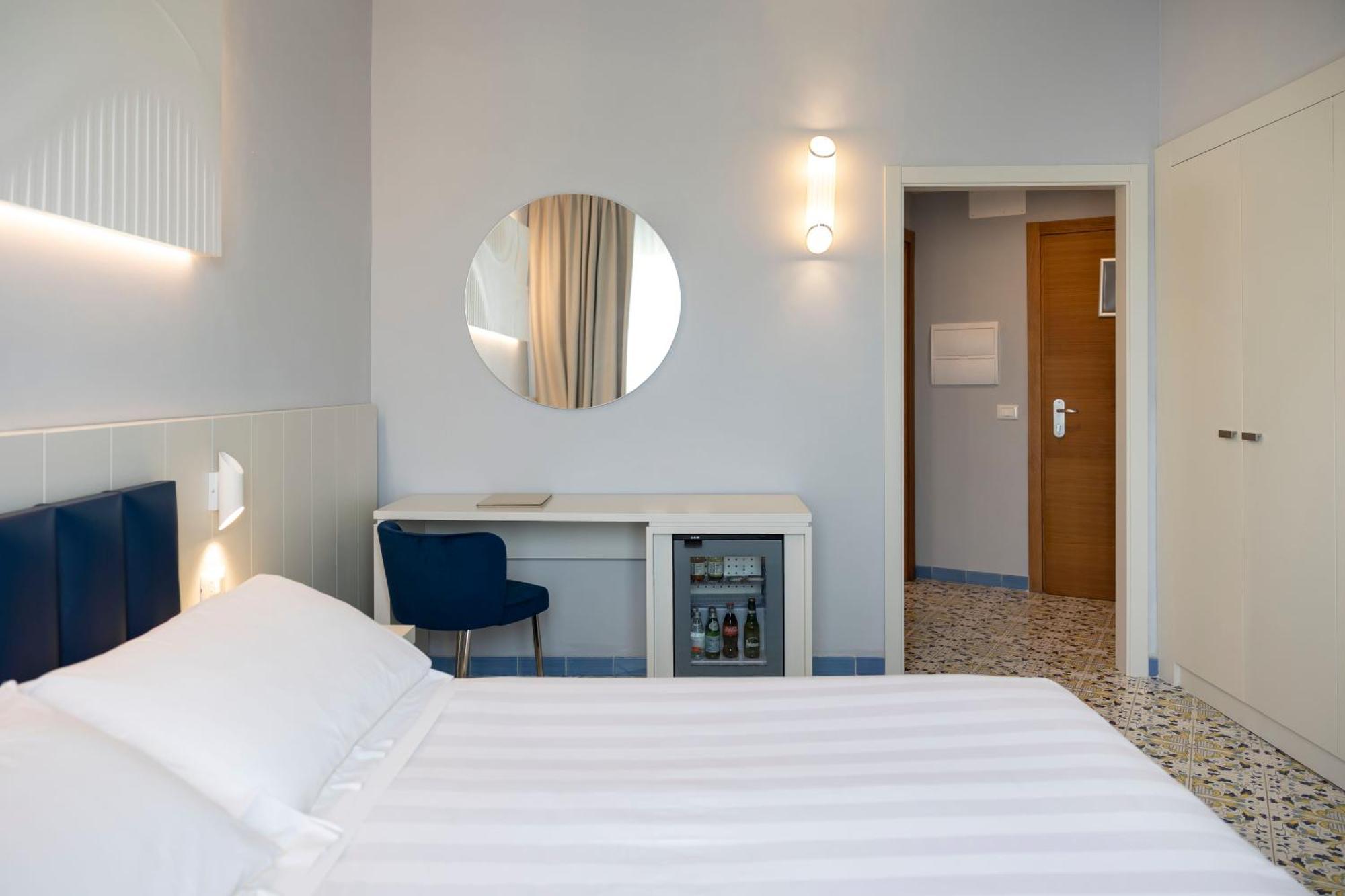 Superior Double or Twin Room Lateral Sea View