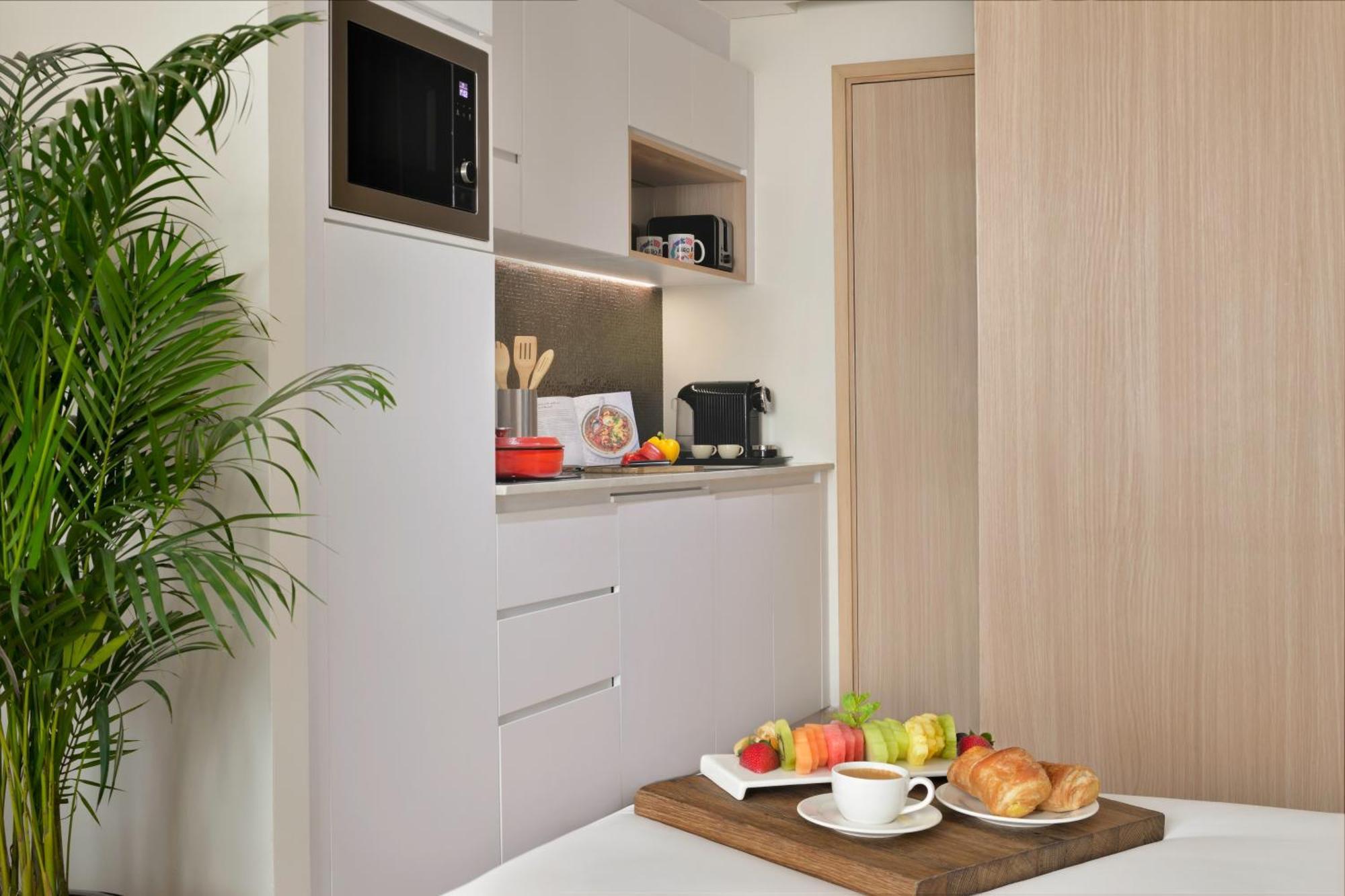 Estudio con cama extragrande y acceso privado a la playa