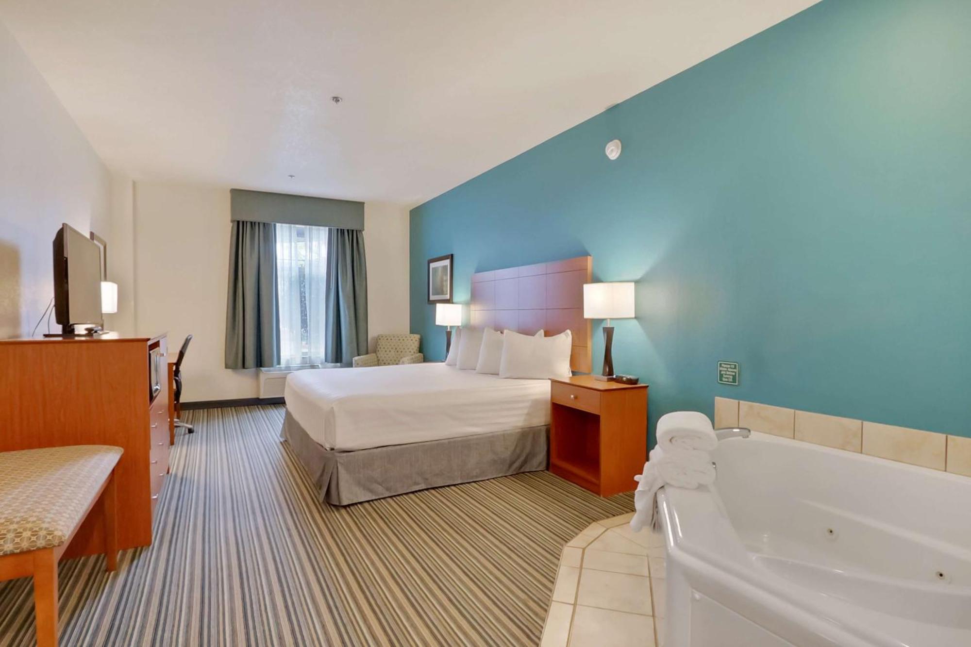 King Suite with Sofa Bed, Spa Bath and Fireplace - Non-Smoking