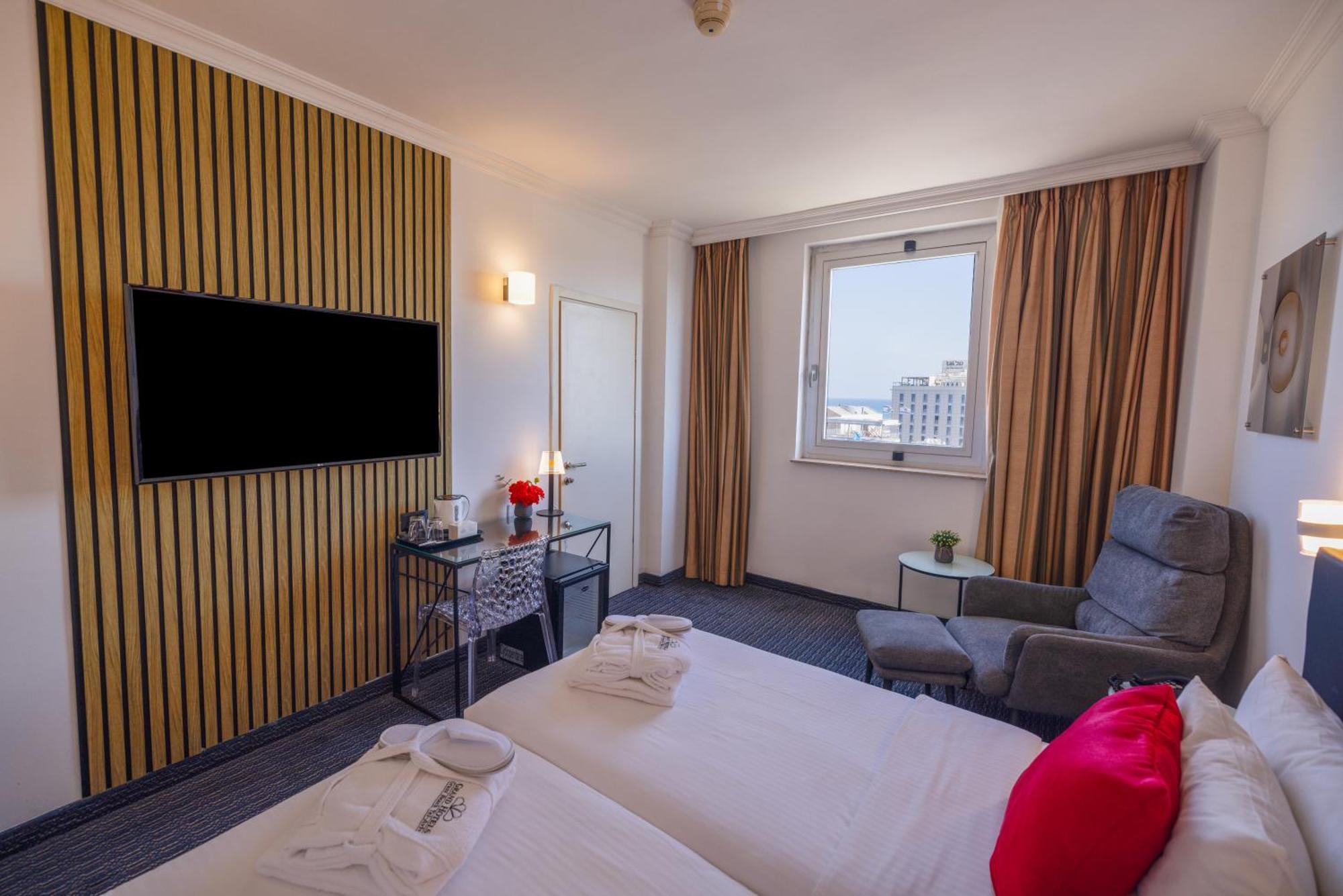 Double or Twin Room Lounge Access