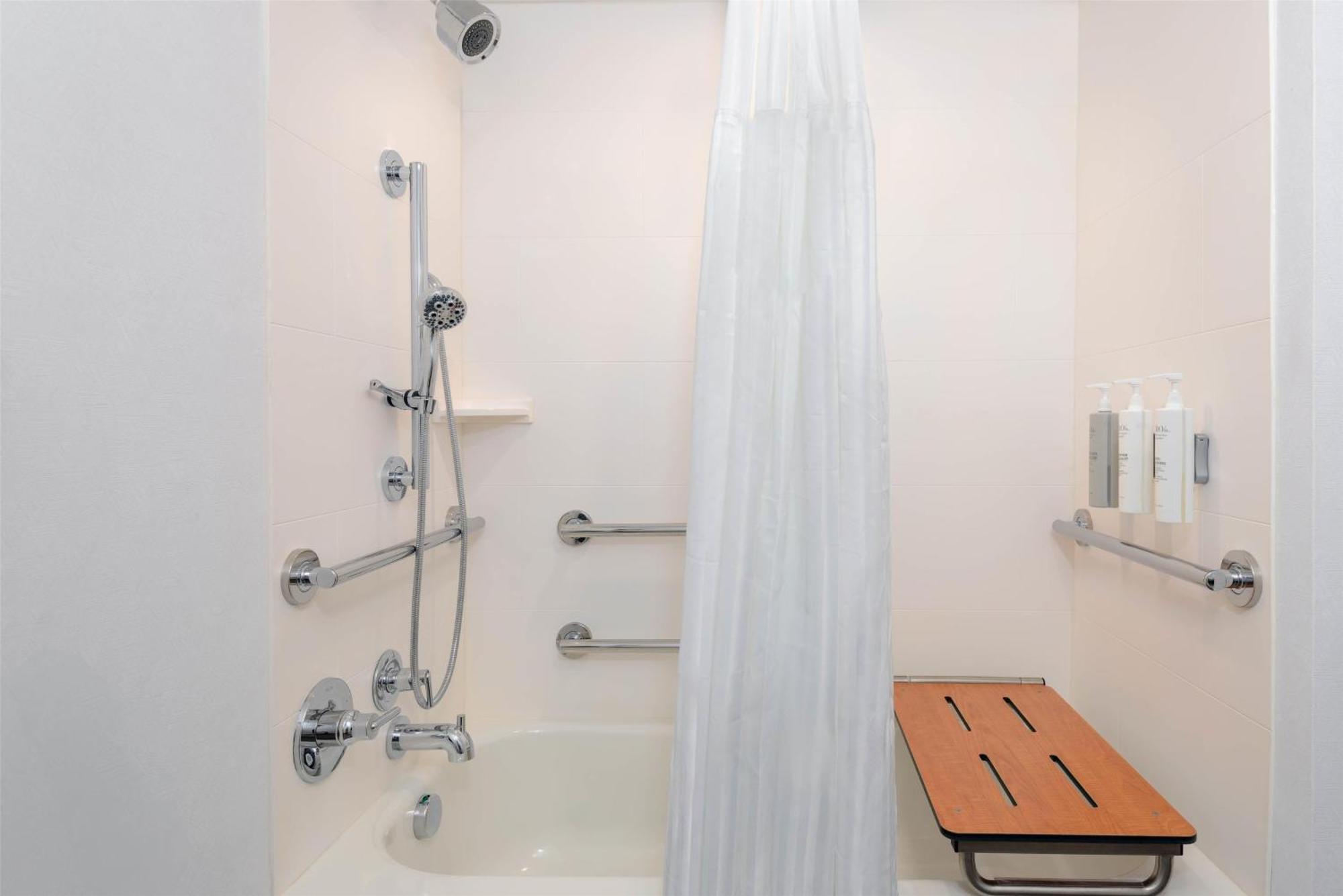 King Room with Accessible Tub - Mobility Access