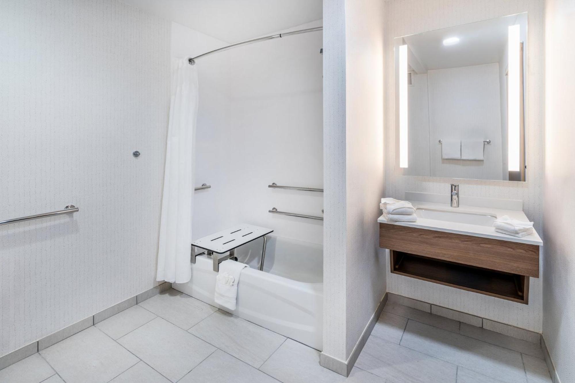 Standard Queen Room - Hearing Accessible