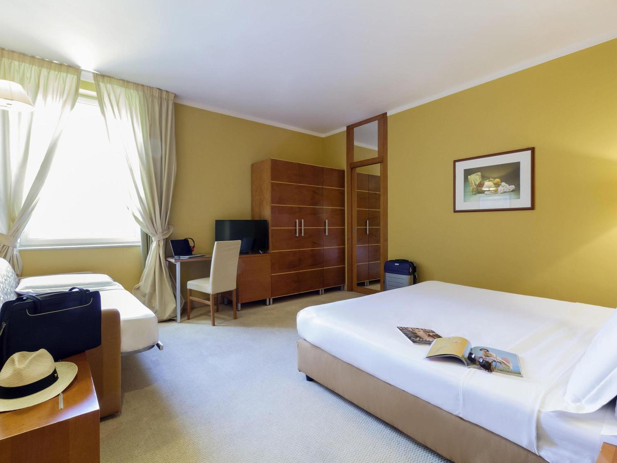 Standard Double Room One Single Bed