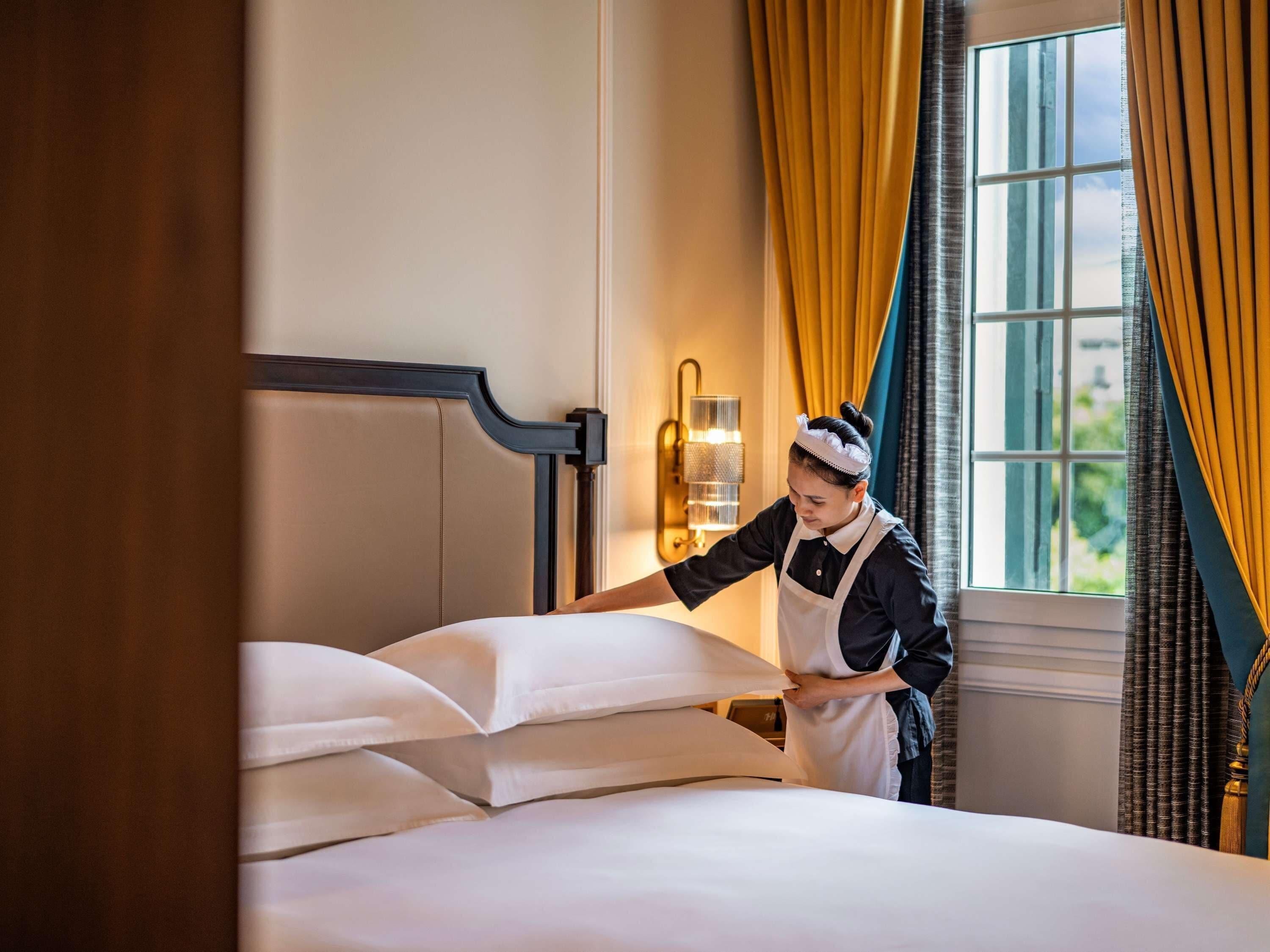 Heritage Wing Luxury Room One Queen Bed