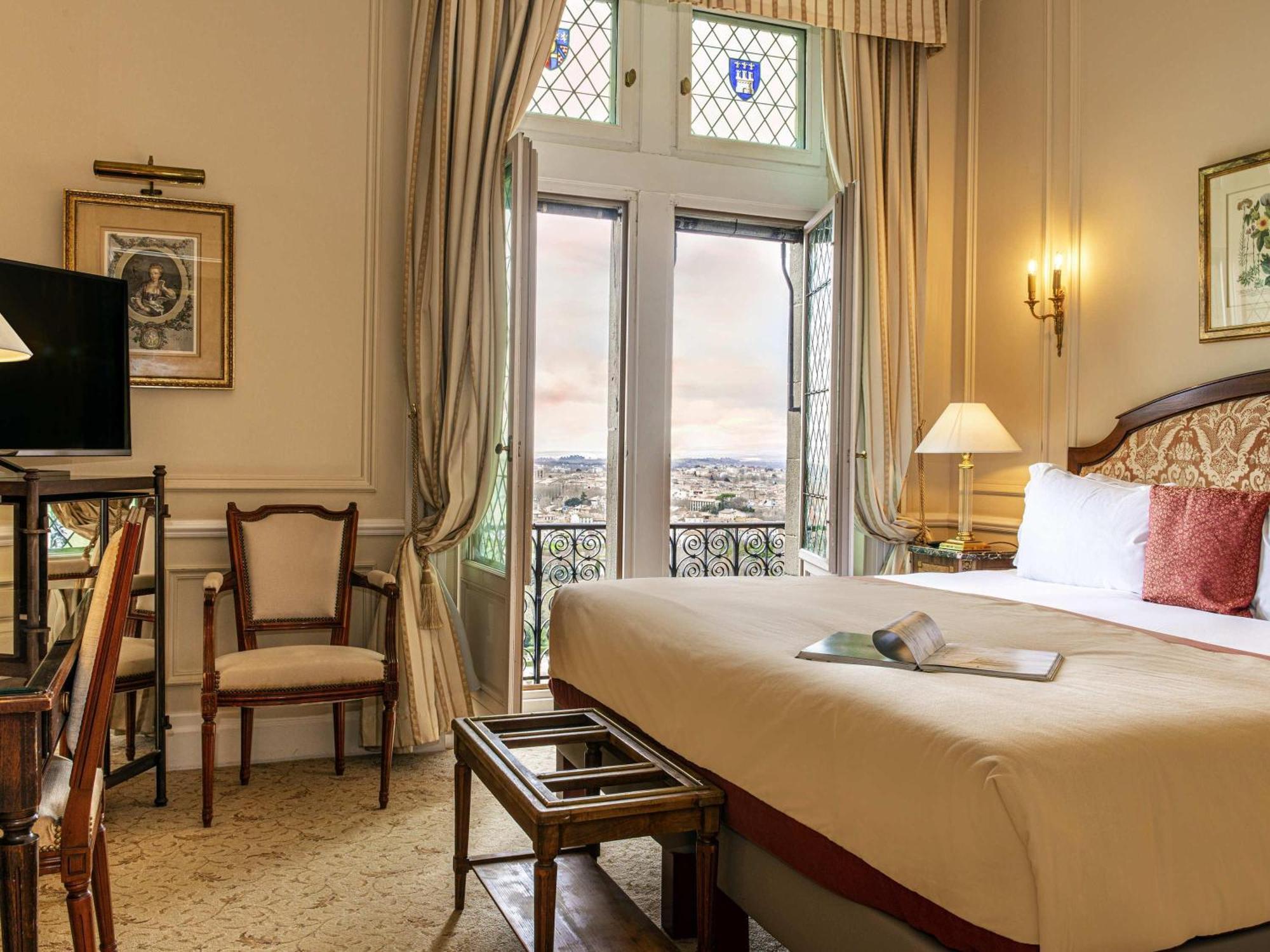 Superior King Room with Garden and Ramparts View