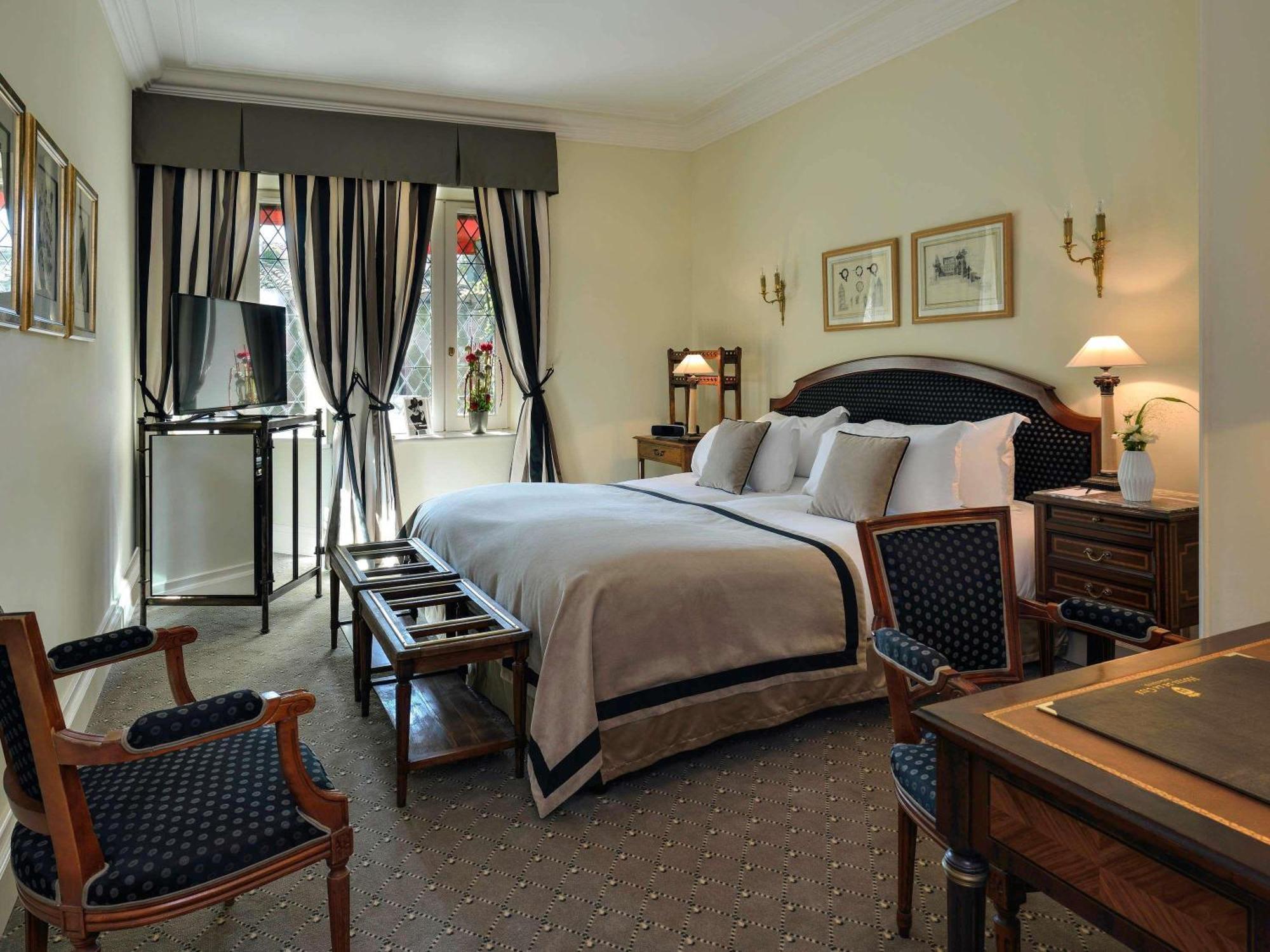 Classic Zimmer mit Kingsize-Bett und Straßenblick