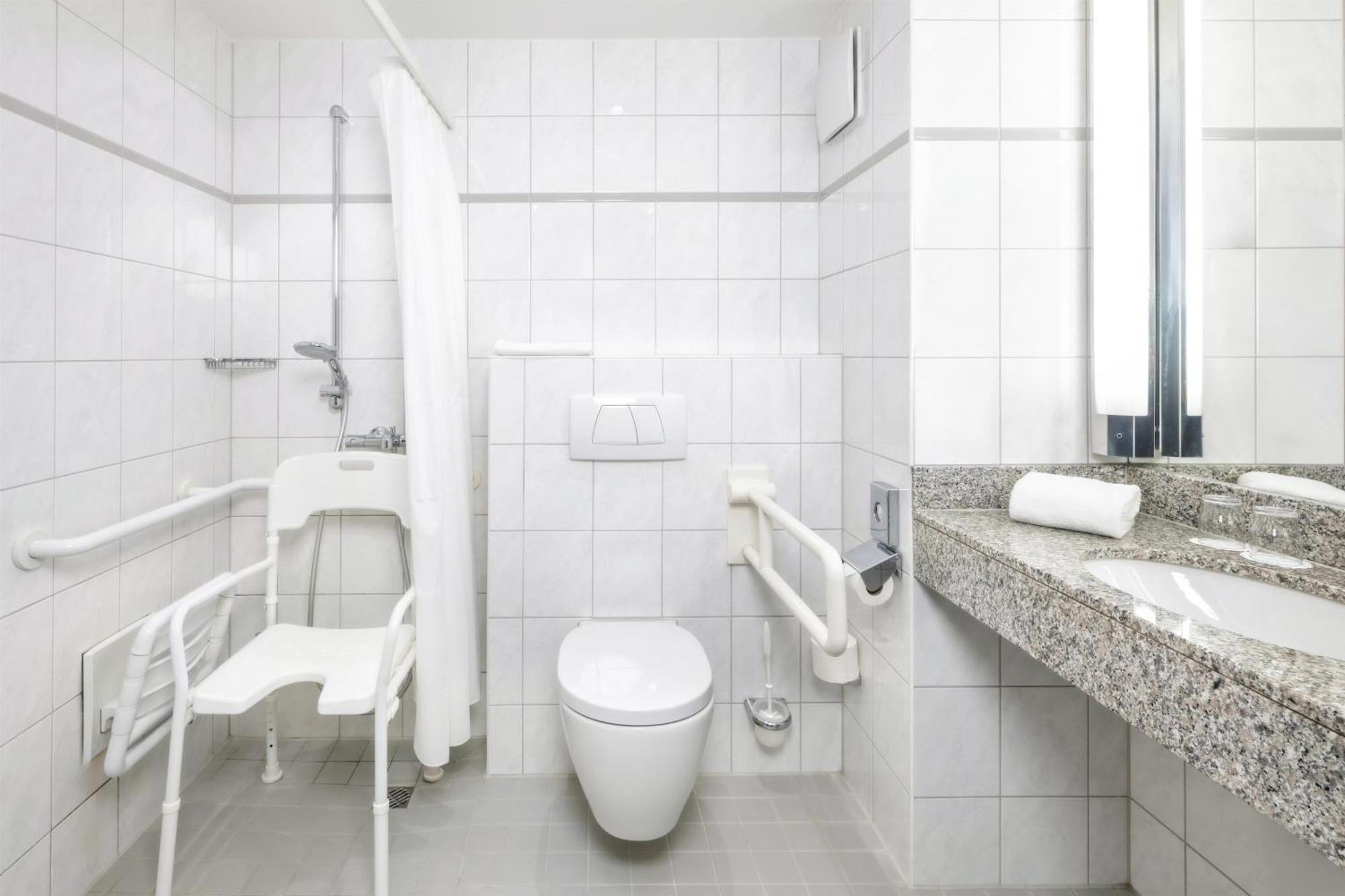 Habitación con cama grande y ducha a ras de suelo - adaptada para personas de movilidad reducida - No fumadores
