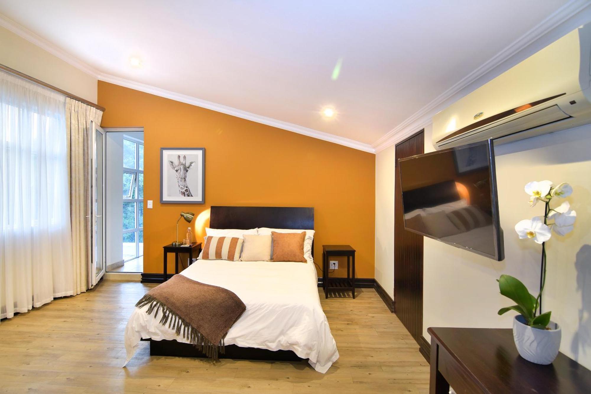 Giraffe Queen Room Second Floor