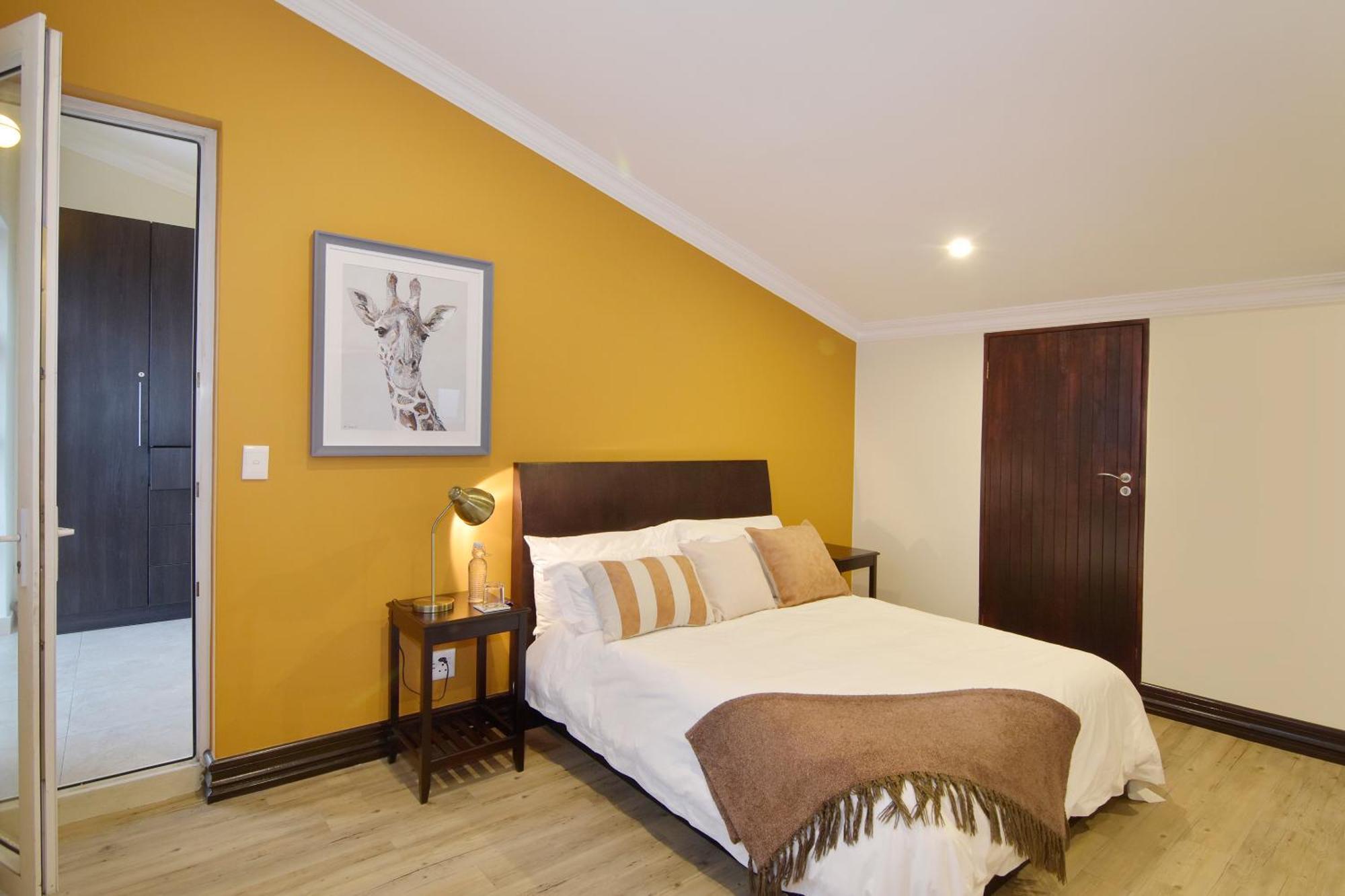 Giraffe Queen Room Second Floor