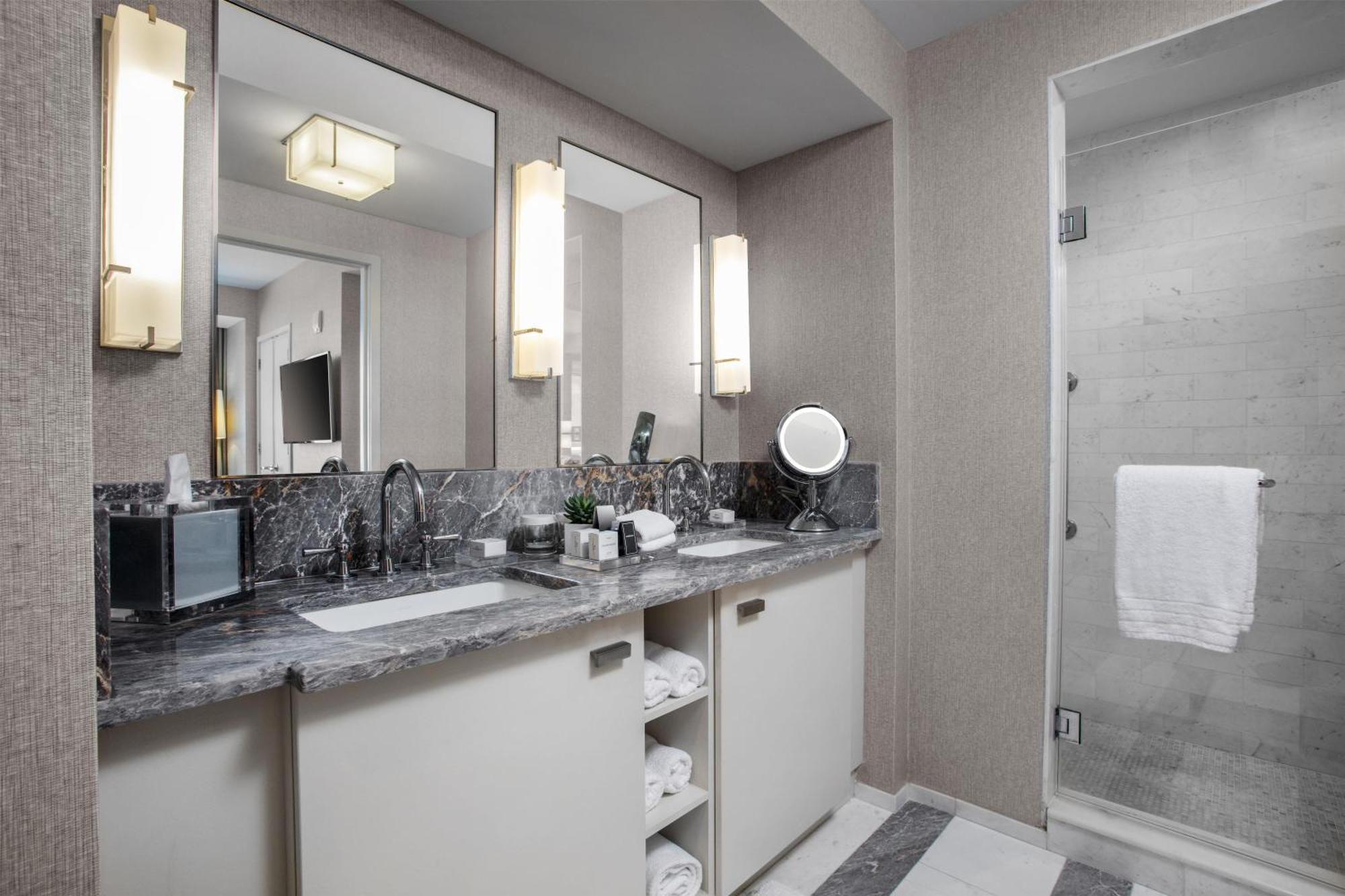 Poolside Junior Suite with Mobility Accessible Tub