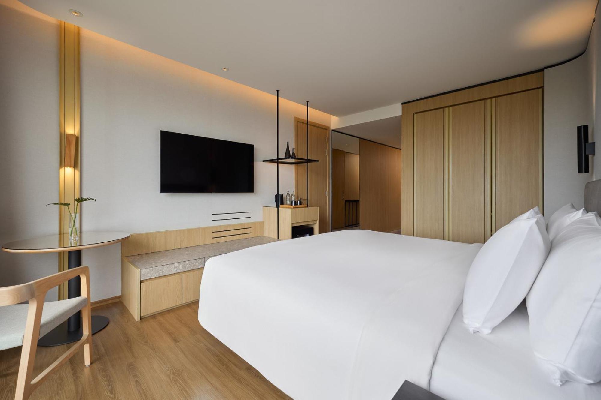 Deluxe Corner Room,1765689076:JPEG