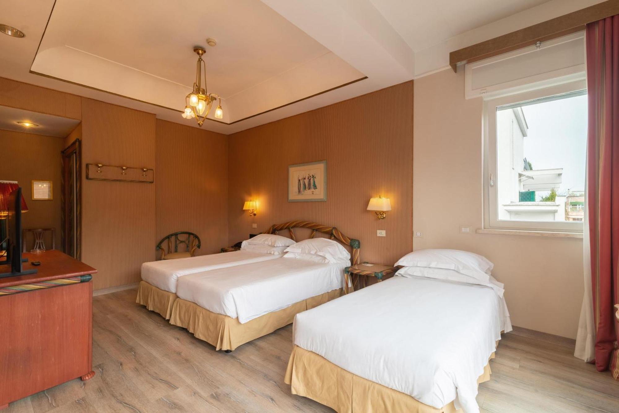 Classic Triple Room Three Single Beds