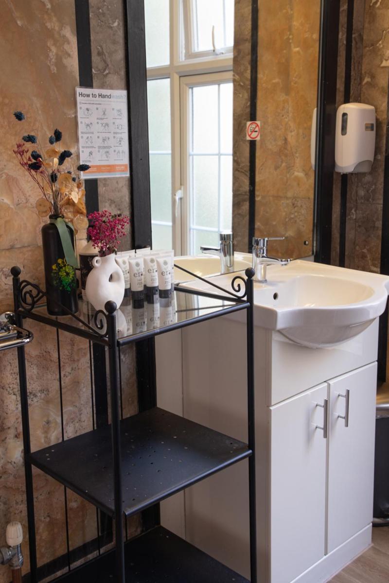 Family Room En-Suite Bathroom