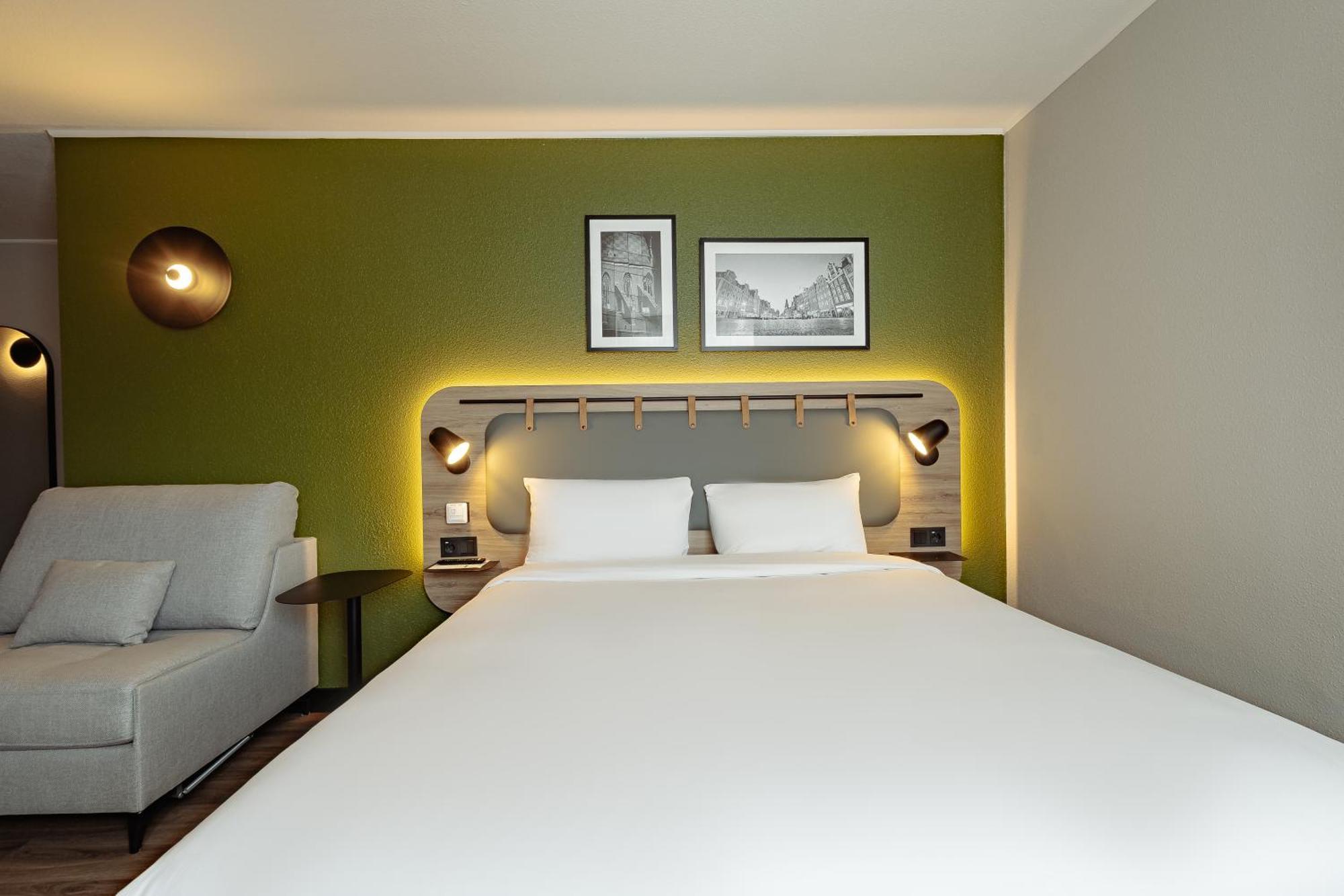Standard Room One Queen Bed One Single Bed