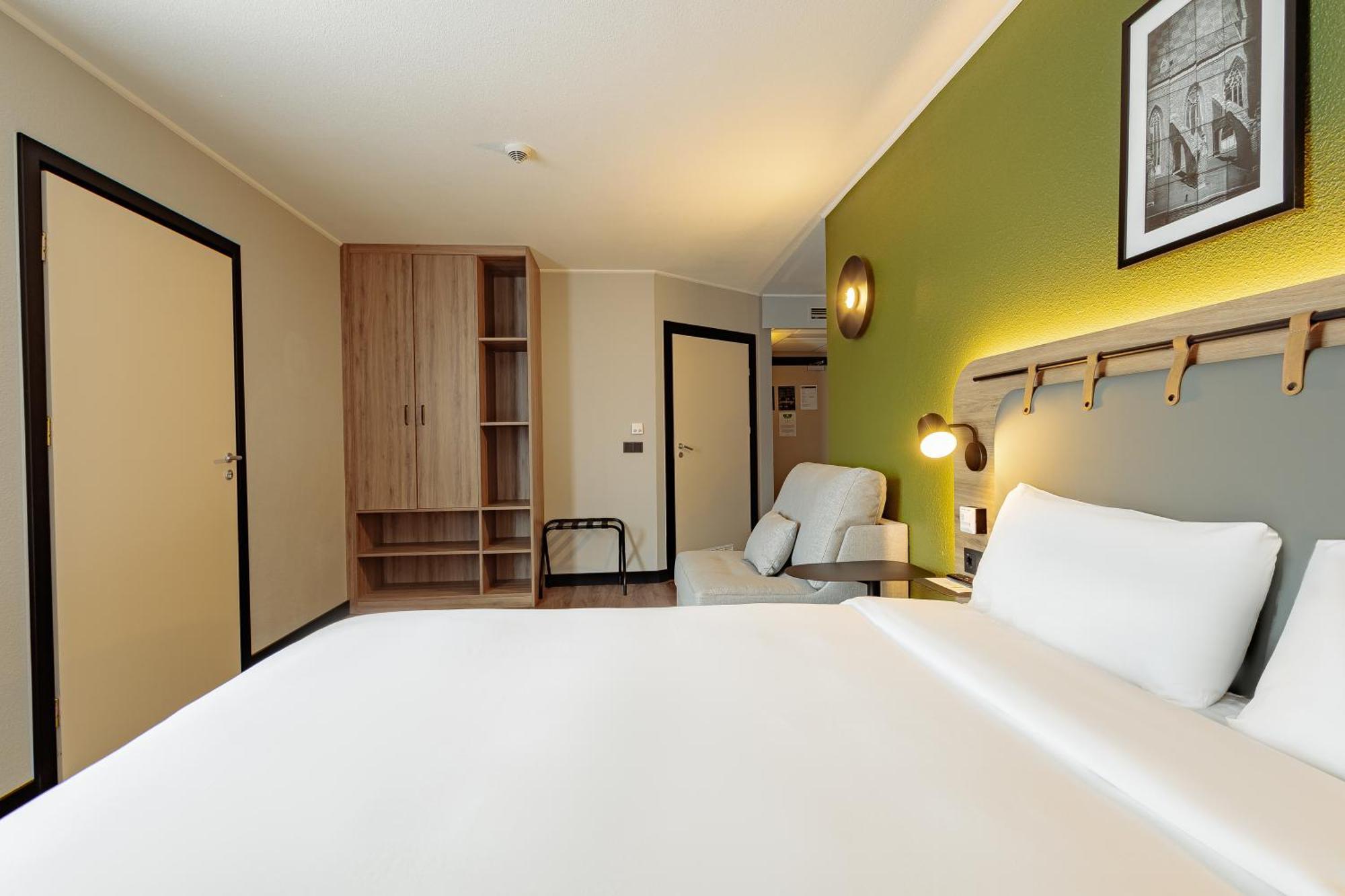 Standard Room One Queen Bed One Single Bed