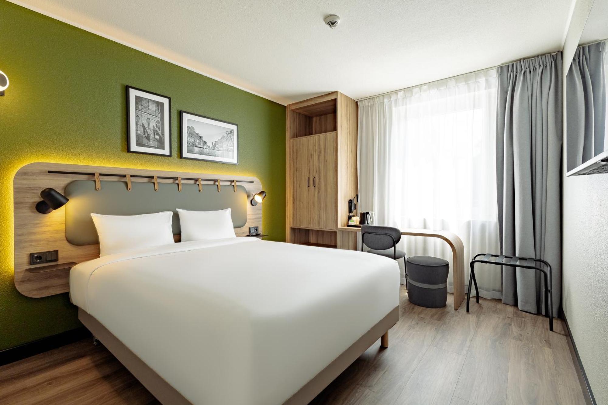 Standard Queen Room