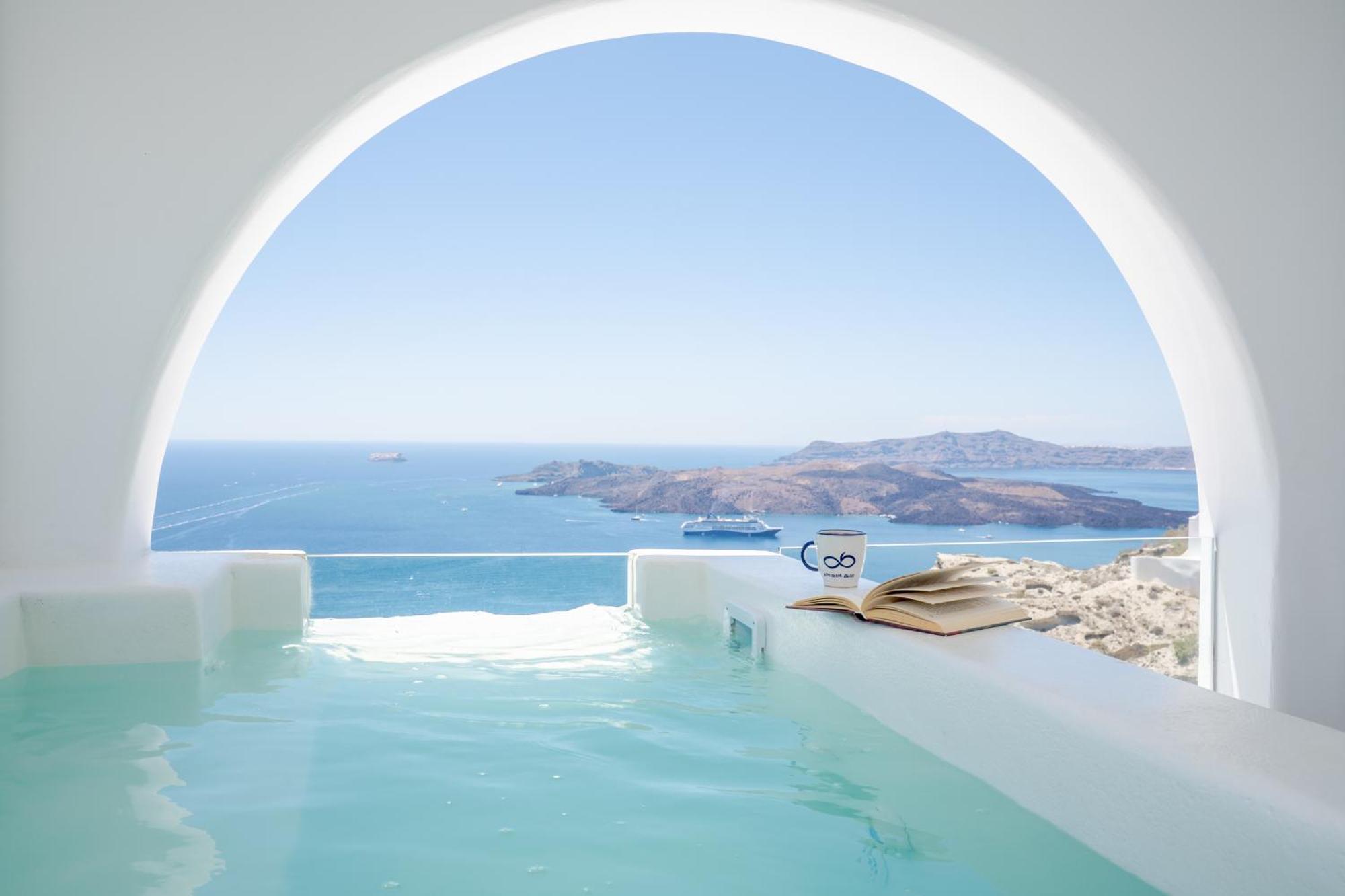 Executive Blue Suite with Hot Tub & Caldera View