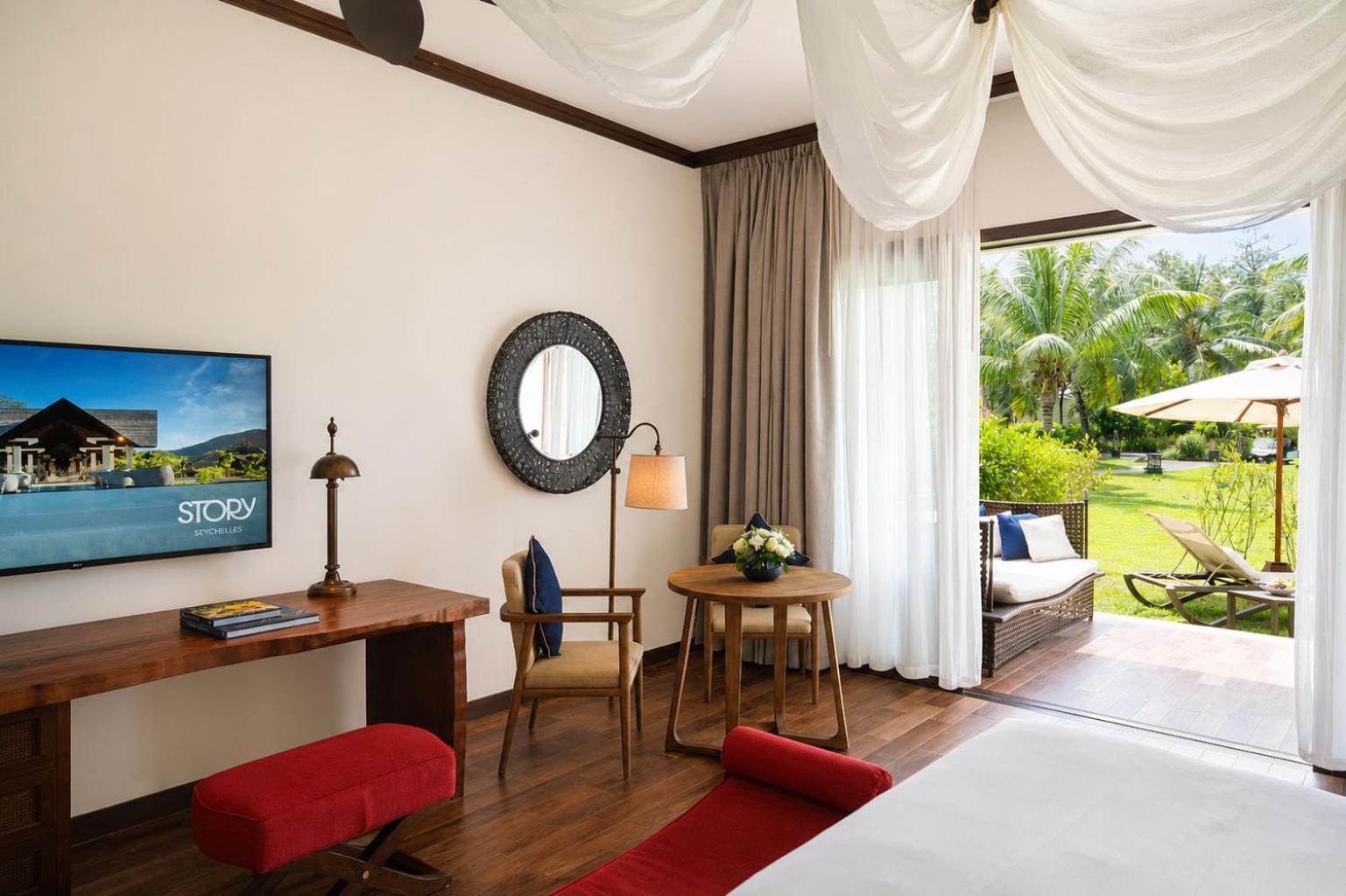 Junior King Suite Garden Terrace