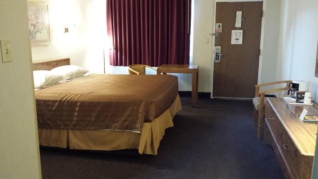 2 Queen Beds Mobility Accessible Room Bathtub w or Grab Bars Non-Smoking,234910257:JPEG