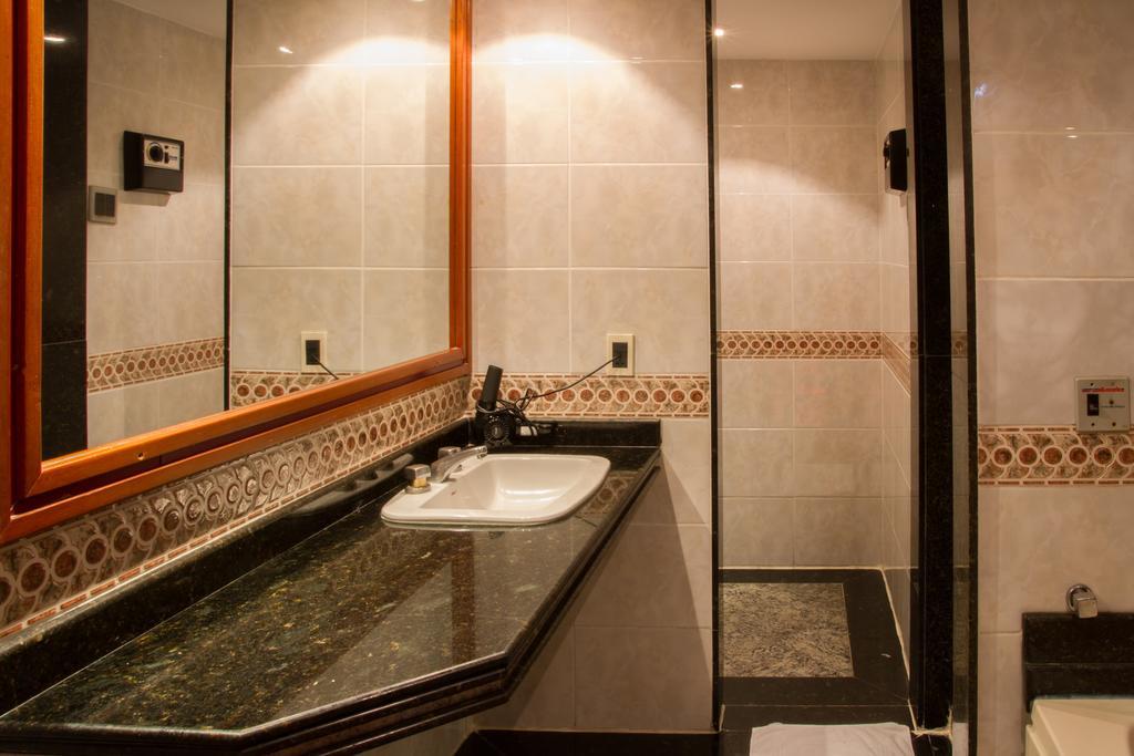 Luxury Suite Spa Bath,239363645:JPEG