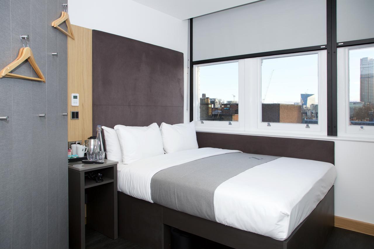 Habitación con cama grande