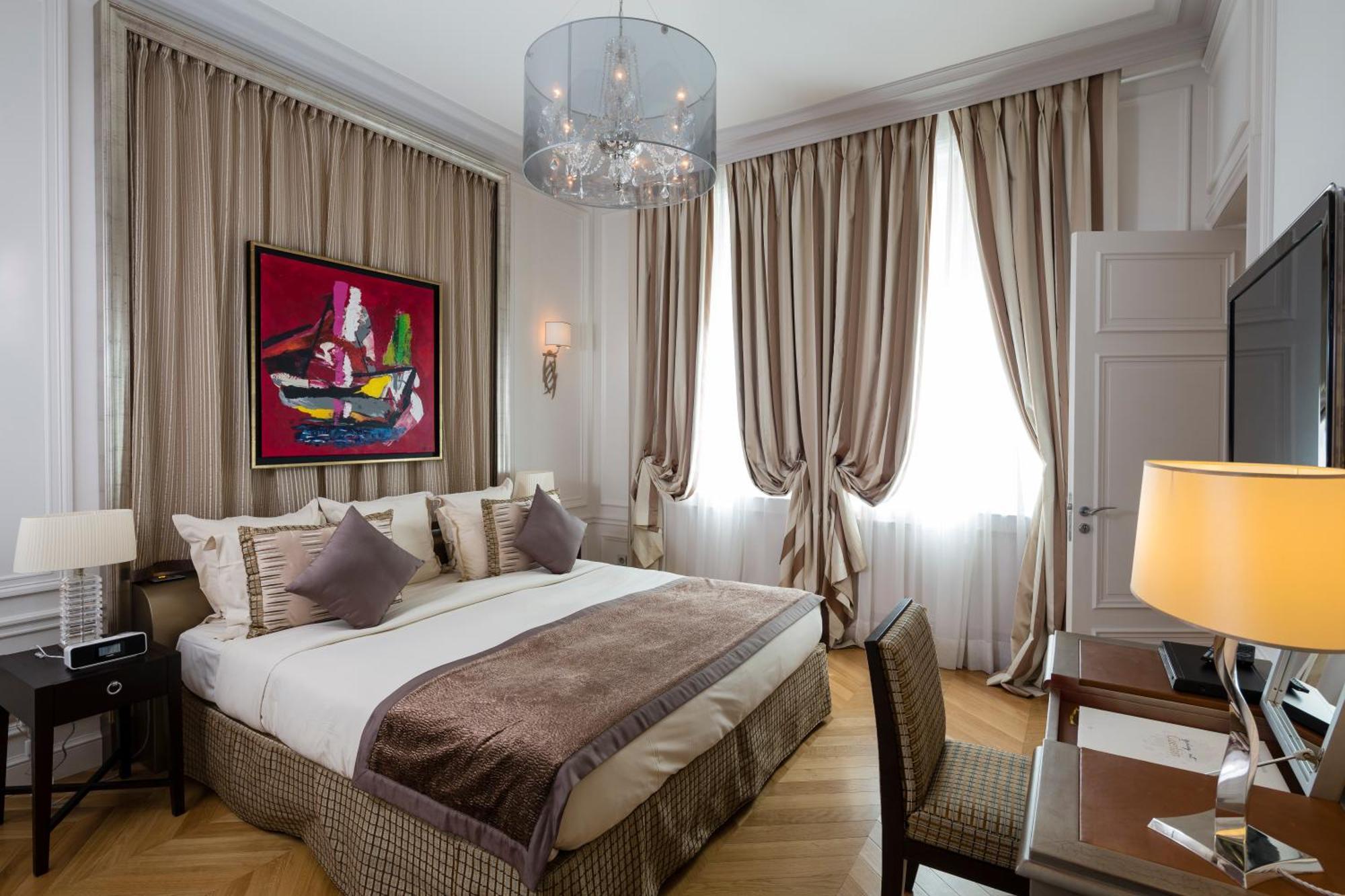 Large Deluxe Room