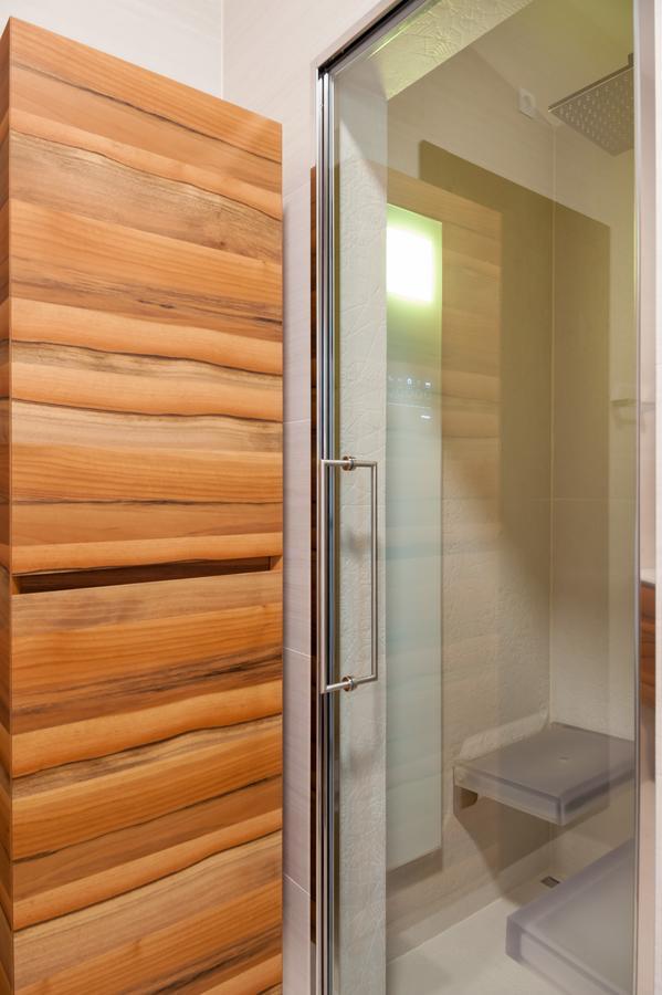 Quarto com Cama King-size e Banheira de Hidromassagem