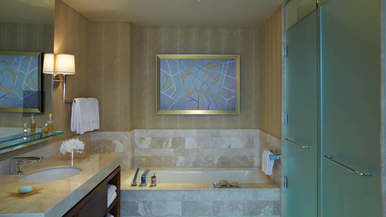 Quarto com Cama King-size e Vista da Cidade