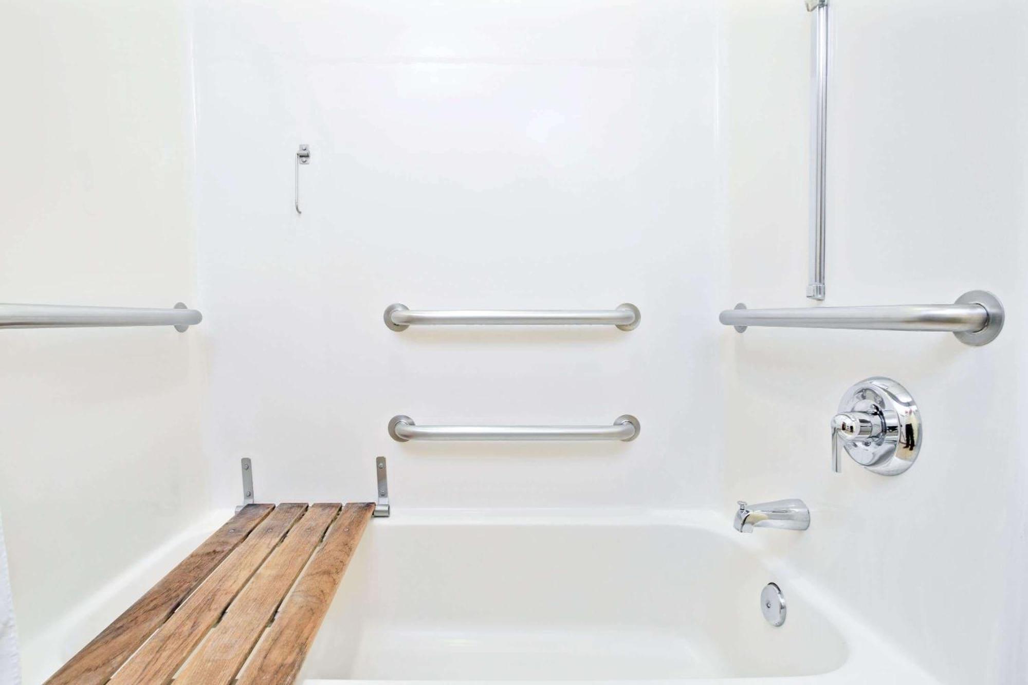 Queen Room with Two Queen Beds - Disability Access/Non-Smoking,703129951:JPEG