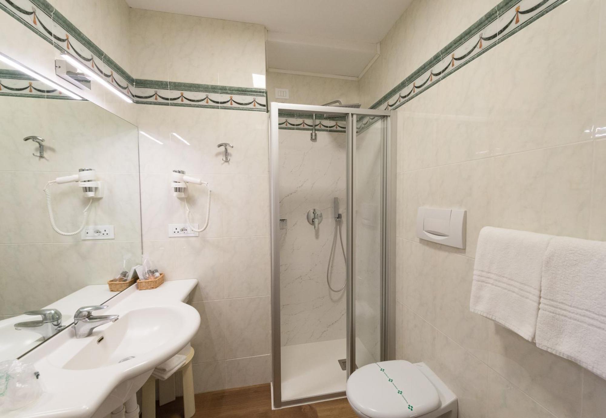 Superior Double or Twin Room,784564674:JPEG