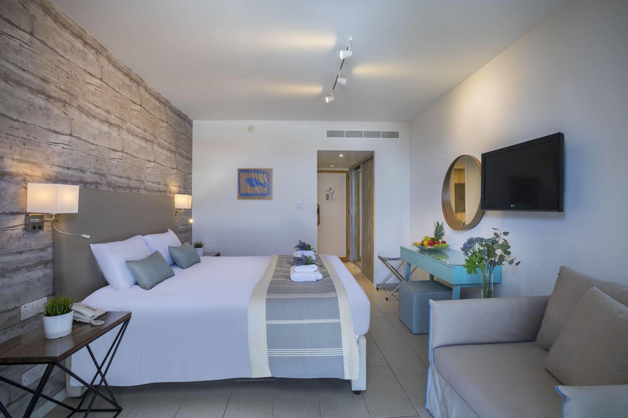 Double or Twin Room with Mountain View