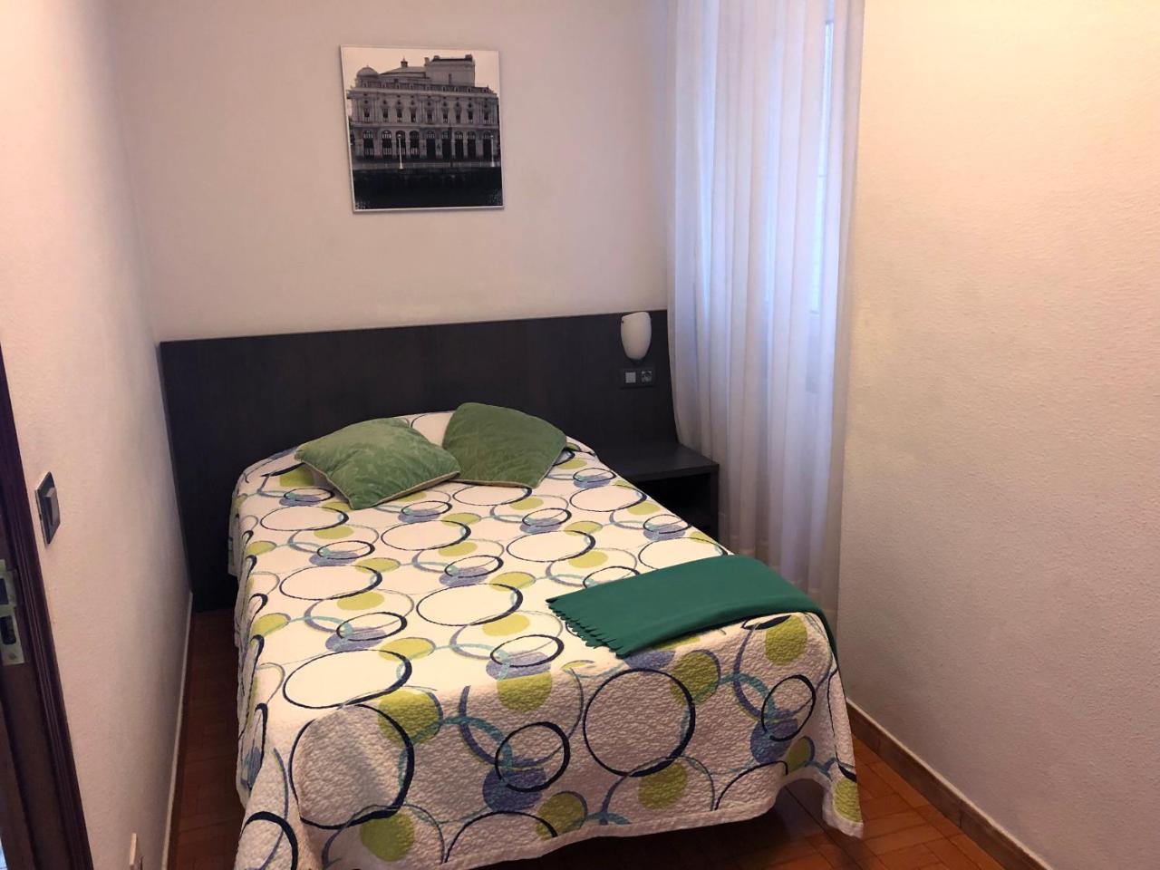Single Room,967836985:JPEG