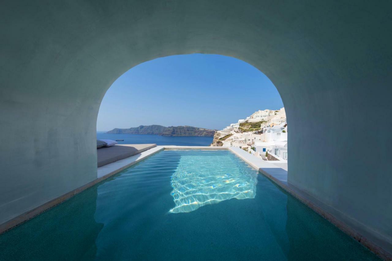 Majestic Suite with private outdoor heated plunge pool and Caldera view