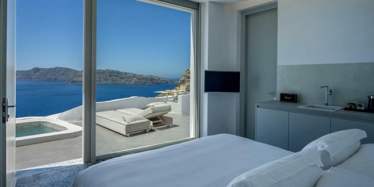Executive Suite with private outdoor heated plunge pool and Caldera view