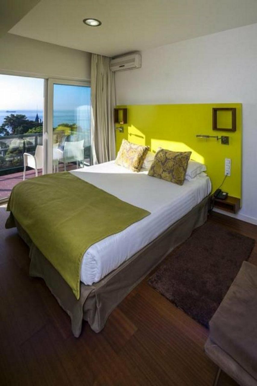 Quarto com Cama de Casal ou 2 de Solteiro e Varanda e Vista do Mar