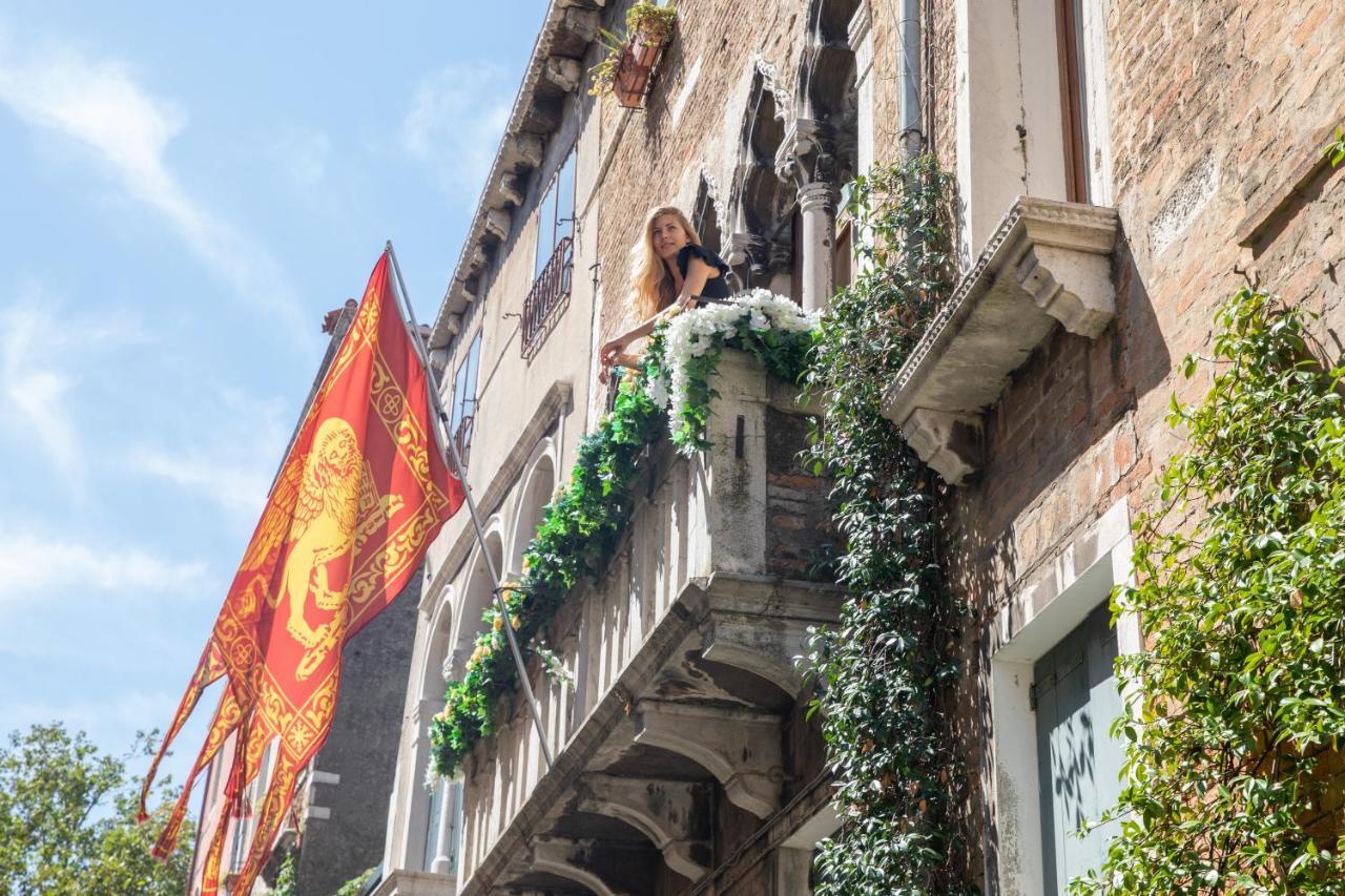 Camera Matrimoniale Superior con Balcone e Vista Canale