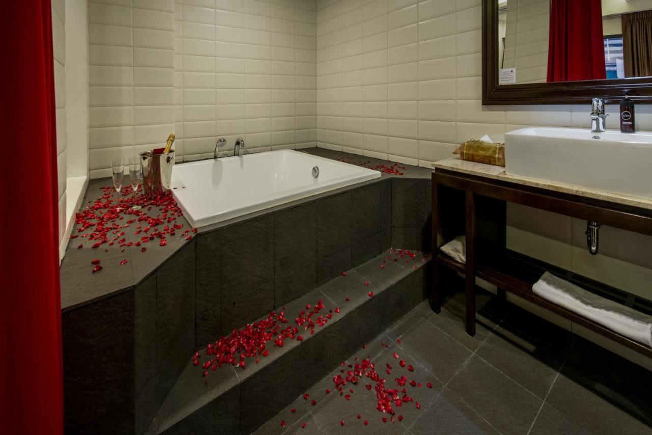 Suite Bathtub