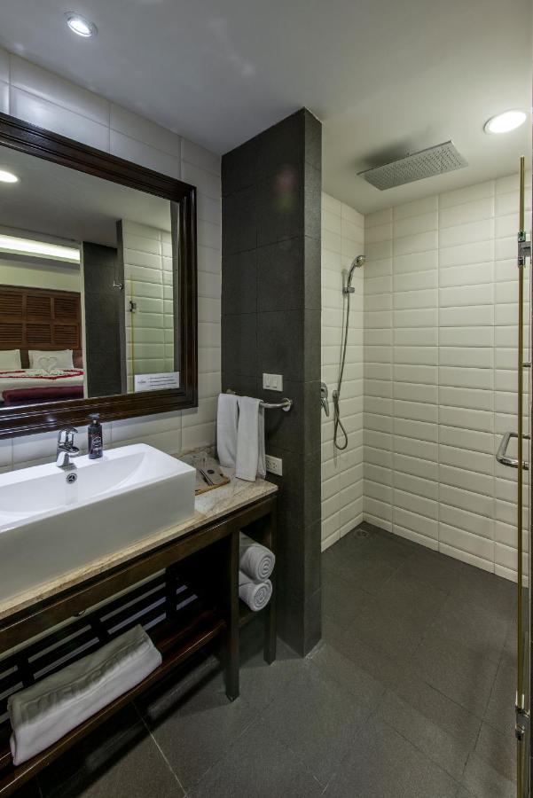 Suite Bathtub
