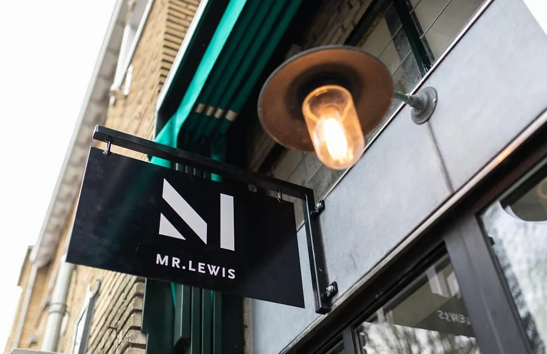 Mr Lewis Haarlem-1