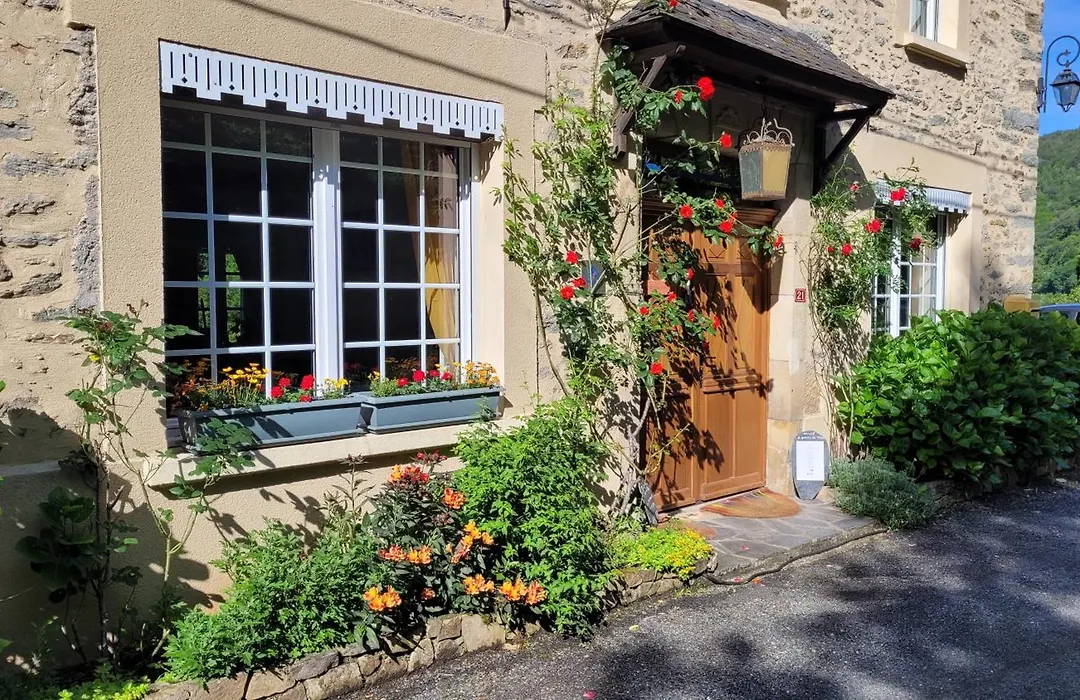 Le Manoir des Pélies Gîte et Chambres d'hôtes de charme à 6kms de Conques Spa, Piscine, Rivière, Thermes de Cransac-1