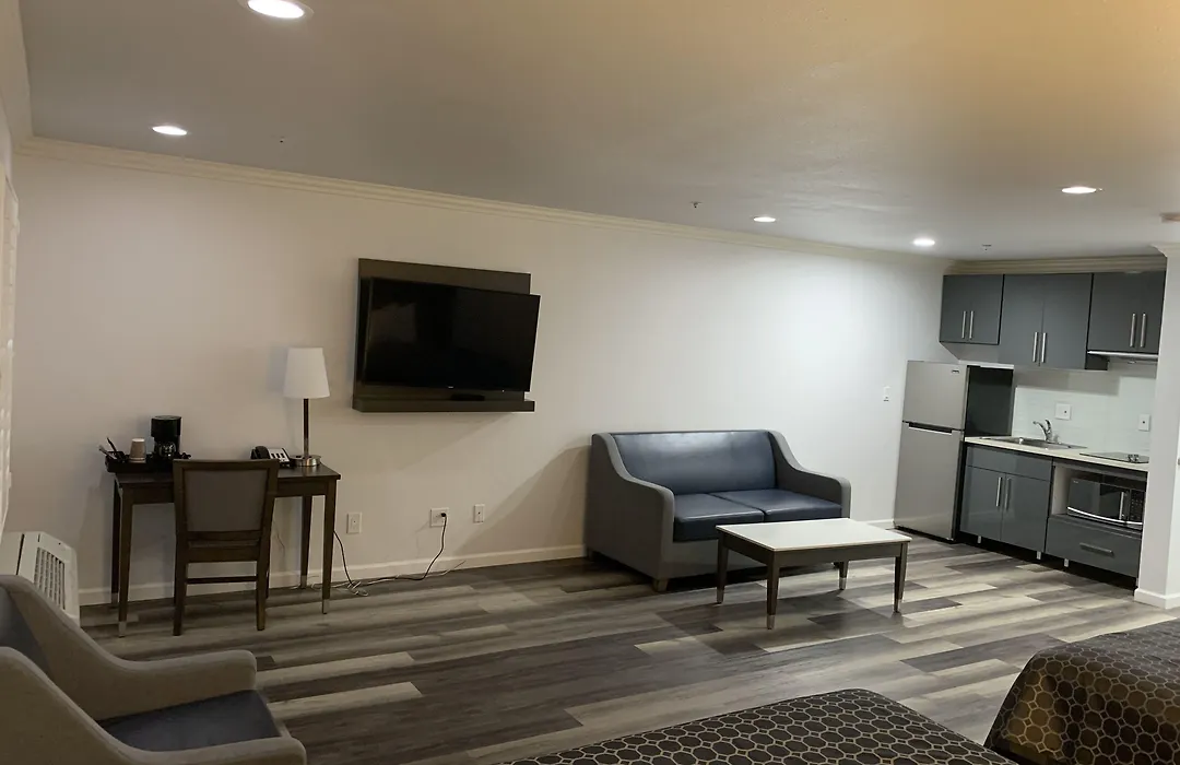 Mirage Inn & Suites-1