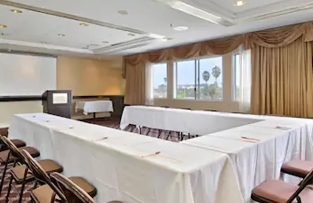 Ramada By Wyndham Hawthorne/Lax-1