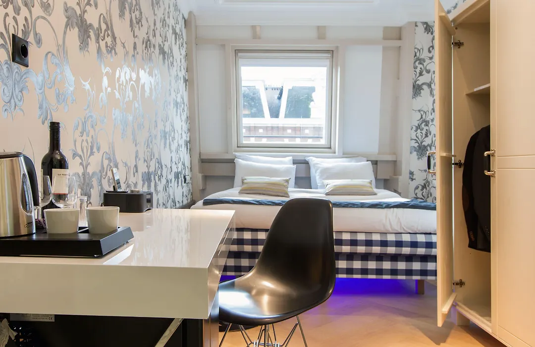 Amsterdam Canal Hotel-1