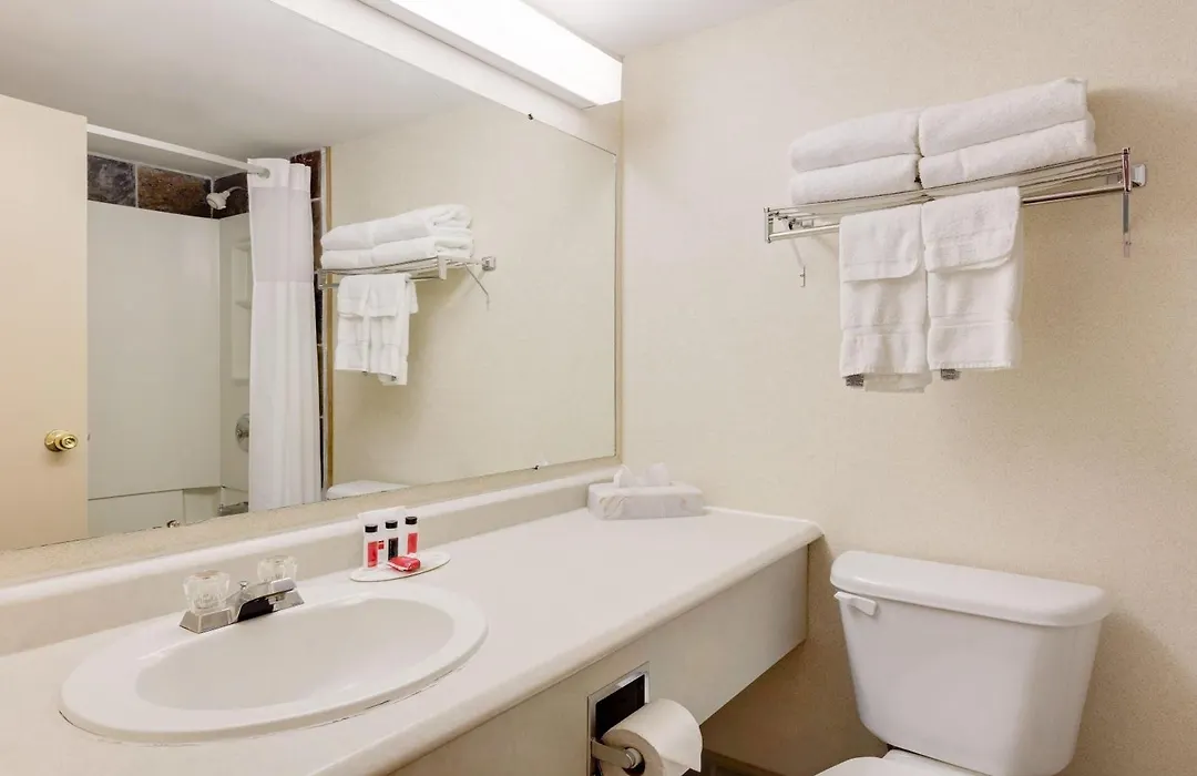 Ramada By Wyndham Pinewood Park Resort North Bay-1