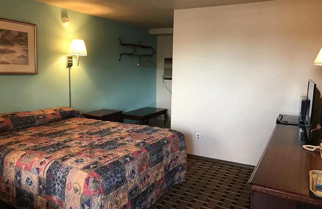 Hwy Express Inn & Suites-1