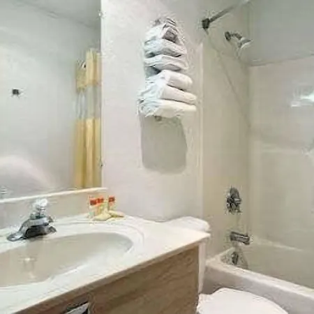 Travelodge By Wyndham Waukegan Gurnee-3